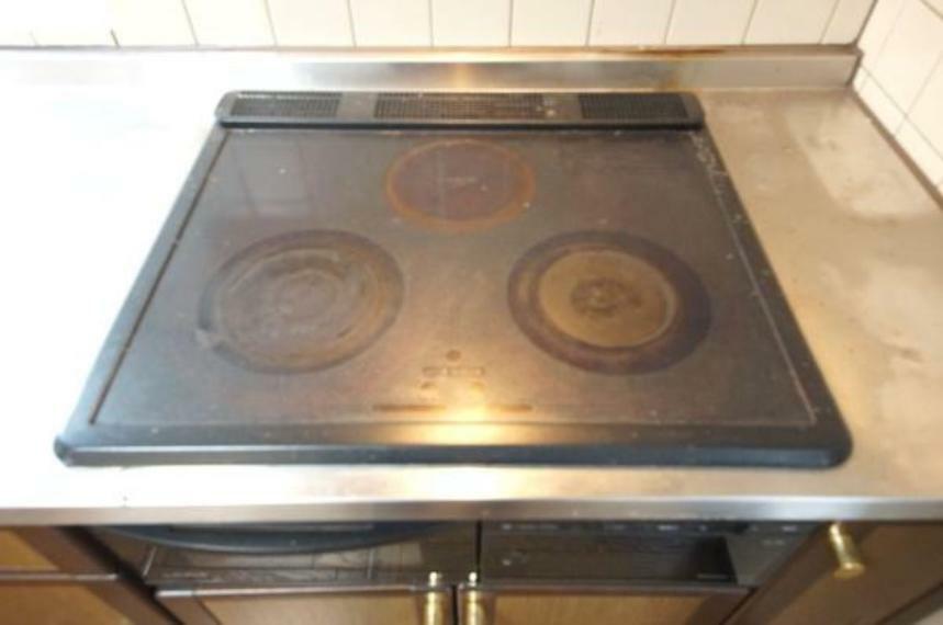 キッチン 《システムキッチン》　■IHクッキングヒーターは火を使わないので安心。火力の調節も簡単です。