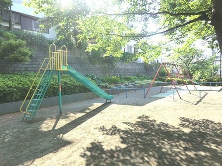 公園 荏田第一公園 砂場やスプリング遊具、外遊びに慣れたら一人でも遊べるすべり台・鉄棒・ブランコといった遊具があります。