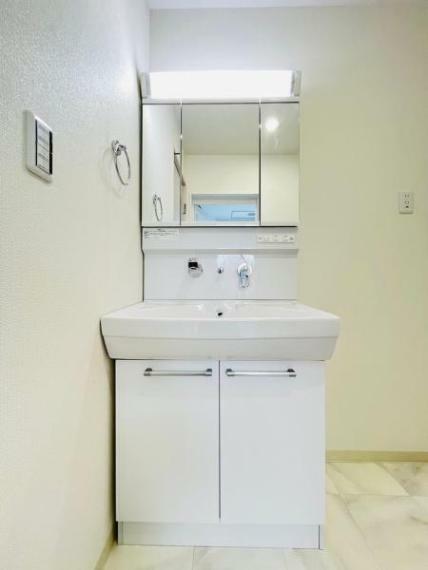 浴室 ハンドシャワー付き機能的な三面鏡洗面化粧台！ストレスフリーの広さがある洗面所も魅力的！