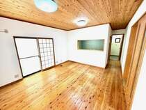 床、天井、建具まで無垢素材で仕上げられた木の味わいあるリビングスペースは南向きで大変陽当たり良好です。LDKクロス張替え済です。