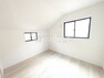 1号棟　居室　木目が美しいウッディなフローリングの居室は、穏やかで心安らぐ空間となるでしょう。【立川市栄町3丁目】