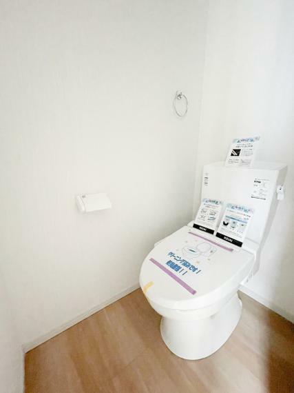 トイレ 節水省エネ仕様のウォシュレット付シャワートイレです。汚れが付きにくく、落ちやすいのでお掃除も簡単！