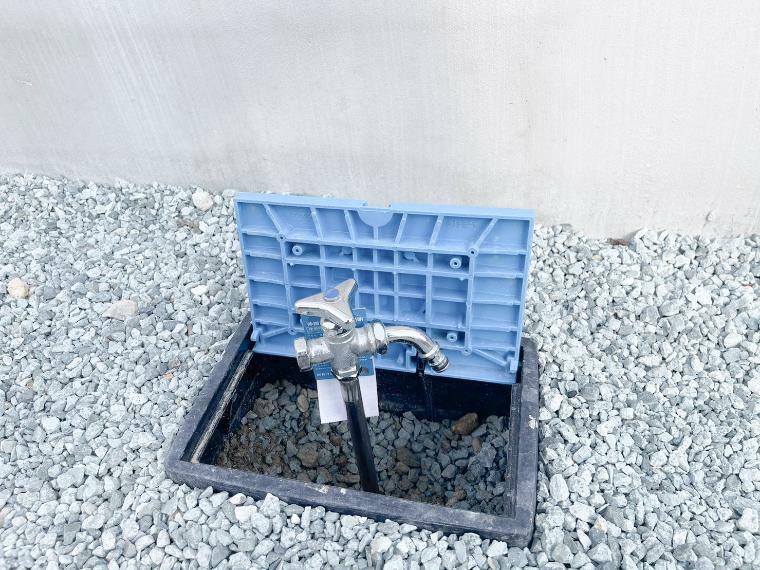 ≪外水栓≫ホースをつなげば洗車や玄関先の掃除など、とても便利です！