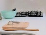 キッチン キッチン（同形状・同仕様写真）:並んで調理できるシステムキッチンはインテリアに合わせやすい人工大理石のワークトップを採用。食洗機付き！※インテリアは金額に含まれません。