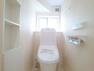 トイレ 【L号棟:トイレ】白を基調とした、清潔感のあるトイレです。