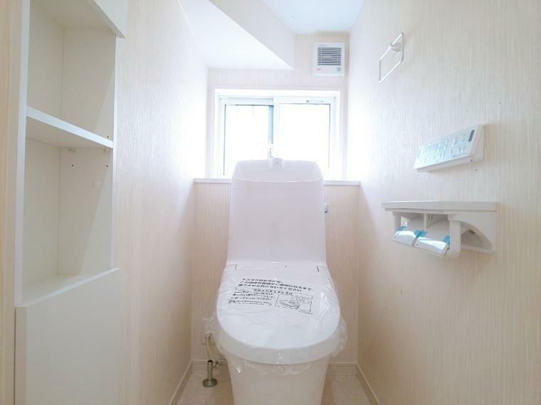 トイレ 【L号棟:トイレ】白を基調とした、清潔感のあるトイレです。