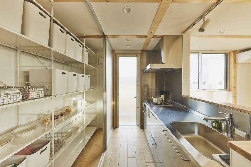 ダイニングキッチン シンプルでお手入れしやすいデザインのステンレスキッチン。背面には広々とした収納スペース付き！