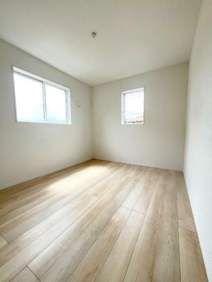 明るく心地の良い部屋はクローゼット収納ですっきり整頓！快適な空間づくりができます。
