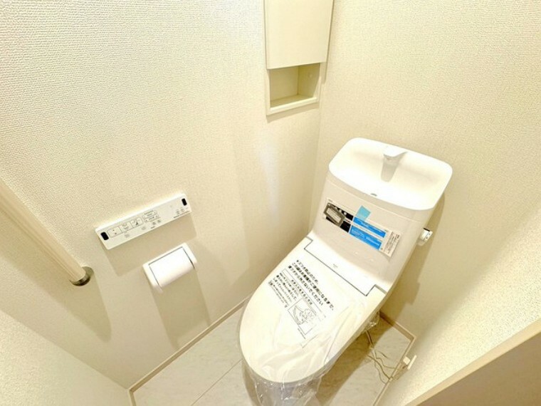トイレ ～やはり便利なタンク式トイレ～ ・最近はタンクレストイレもございますが、タンク式の場合は停電時もお水を流すことが可能。 ・故障時なども比較的費用が安くなるなど、メリットが多くなります。