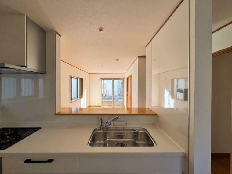 居間・リビング 吊戸棚で視界を遮らず、パノラマ感を重視したタイプのキッチンスペース。