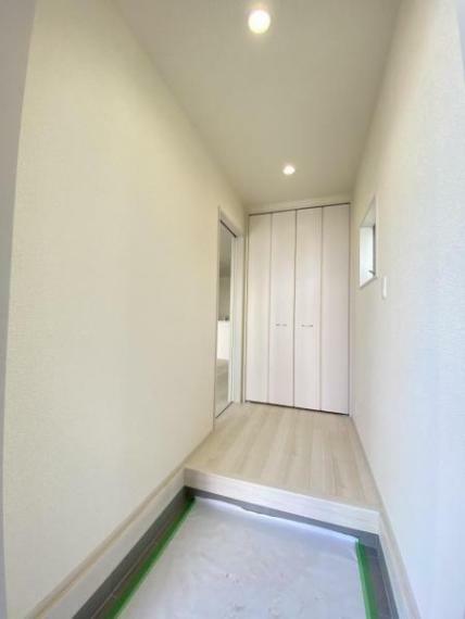 玄関 前散らかりがちな玄関スペースはトールサイズの下足収納を完備でいつでもスッキリとした空間を保てます！