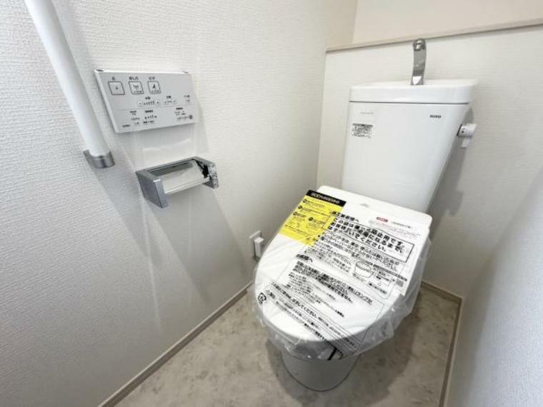 トイレ 【トイレ】フチなし構造のトイレなら毎日のお手入れはサッとふき取ればOK。