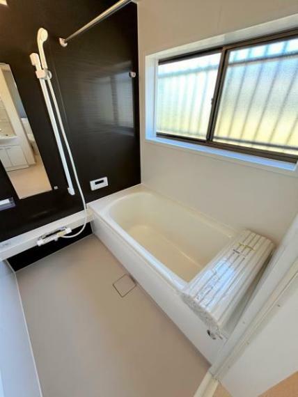 浴室 【リフォーム完了】浴室はハウステック製の新品のユニットバスに交換しました。足を伸ばせる1坪サイズの広々とした浴槽で、1日の疲れをゆっくり癒すことができますよ。