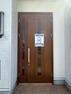 玄関 【リフォーム中4/14撮影】玄関ポーチの写真です。玄関扉鍵交換・タイル洗浄を行います。