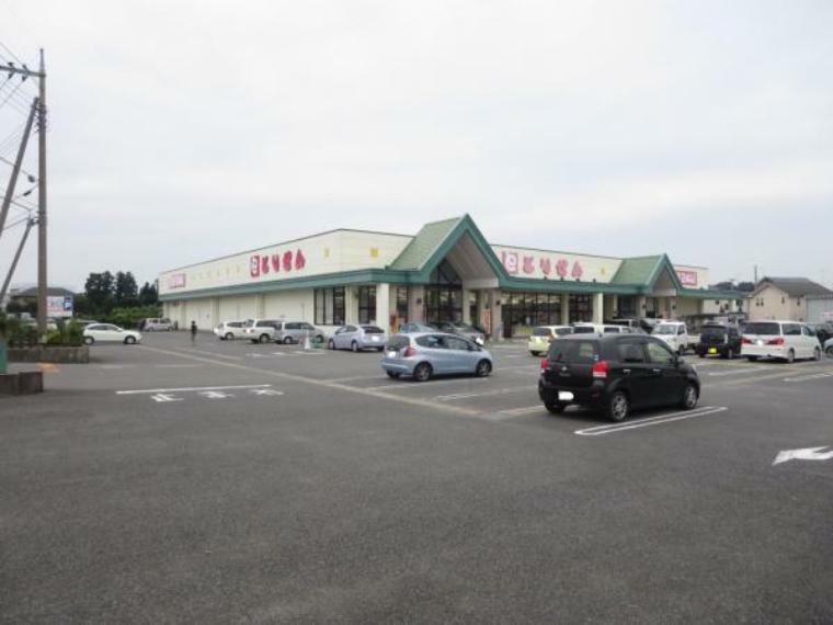 スーパー とりせん羽川店様まで約1.6km（徒歩20分）。徒歩圏内にスーパーがあると日々のお買い物に便利ですね。