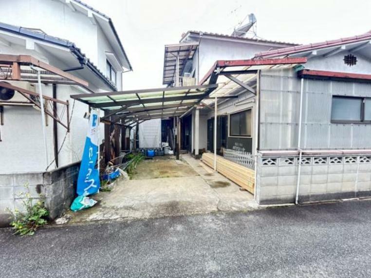 駐車場 【リフォーム中写真】駐車場です。2台駐車可能です。