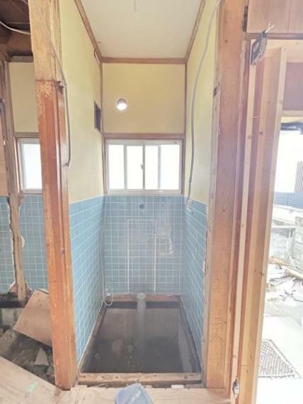 トイレ 【リフォーム中写真】1階トイレです。以前のトイレを撤去しました。これから新品のトイレを設置予定です。