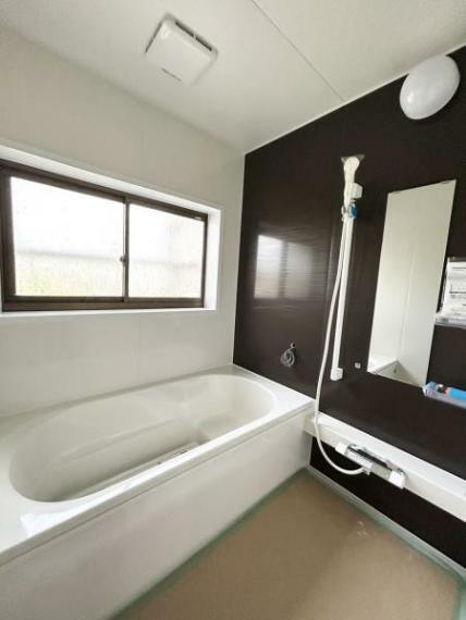 浴室 【リフォーム中4月27日撮影】浴室は新品のリクシル製ユニットバスに交換。心地よい入浴を可能にした形状の浴槽は安全面を考慮し床に凹凸が付いています。広々1坪タイプでのんびり入浴でき、一日の疲れを癒せますよ。