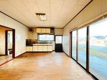 【リフォーム中】ダイニングキッチンスペースです。床材・壁紙の張替えで綺麗に生まれ変わります。
