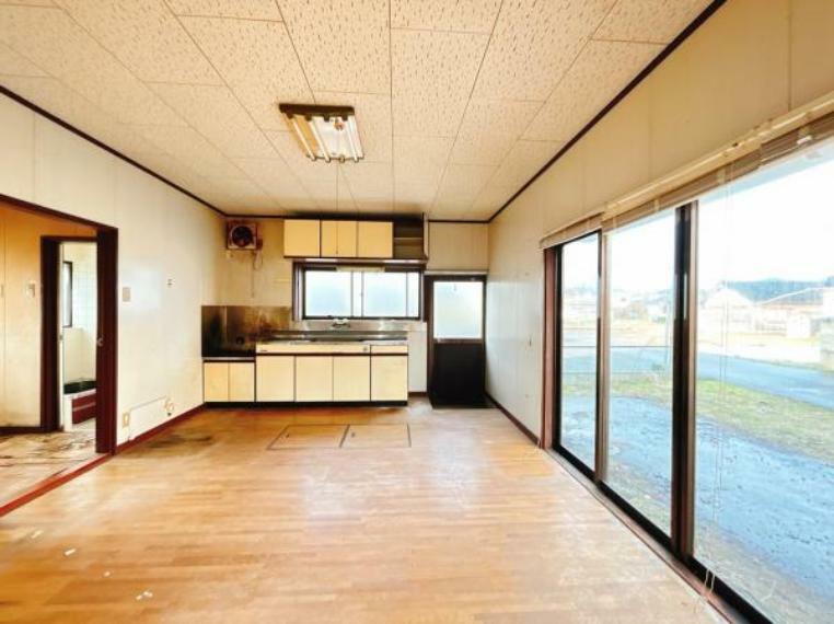 居間・リビング 【リフォーム中】ダイニングキッチンスペースです。床材・壁紙の張替えで綺麗に生まれ変わります。