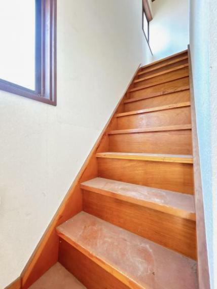 現況写真 【リフォーム中】階段です。床材の張替え、手すり・ノンスリップの設置で使いやすく安全にリフォームしていきます。