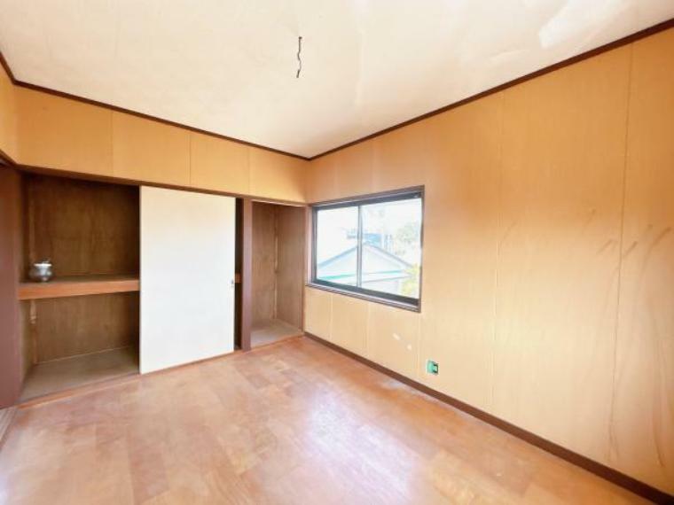 【1月中現況販売】2階洋室です。扉の塗装、床材・壁紙の張替えを行います。
