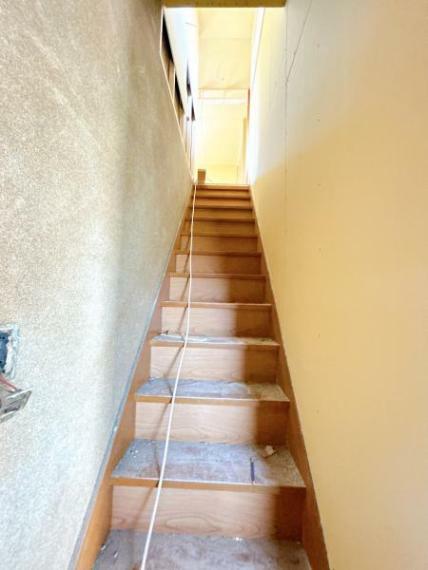 現況写真 【リフォーム中】階段は床の張替え、滑り止め・手摺の設置で使いやすく安全にリフォームします。