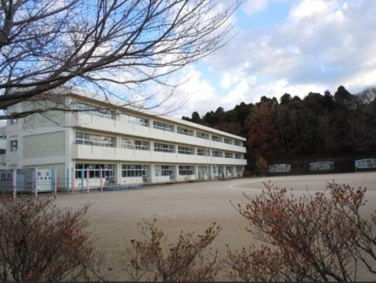 中学校 【近隣写真・中学校】八街市立八街北中学校まで約1.6m（徒歩約20分）部活動の帰り道もすぐに帰ってこられる距離。周りにお子様も多いので安心です。