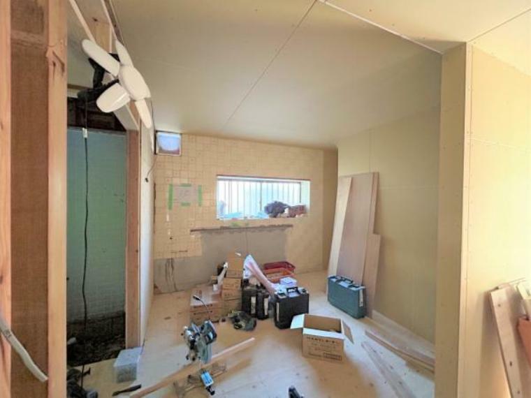 居間・リビング 【リフォーム中　4月13日撮影】キッチンスペースは南側和室を繋げて11.5帖のLDKへ変更します。壁・天井はクロス張り替え、床はフローリング張り替えで仕上げます。