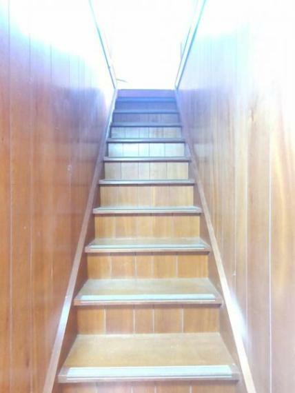 【リフォーム中　2月26日撮影】階段の写真です。壁・天井はクロス張り替え、階段はクリーニングを行います。