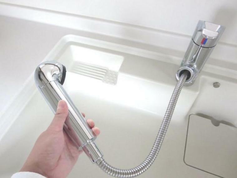 【リフォーム済】新品交換するキッチンの水栓金具はノズルが伸びてシンクのお手入れもラクラクです。