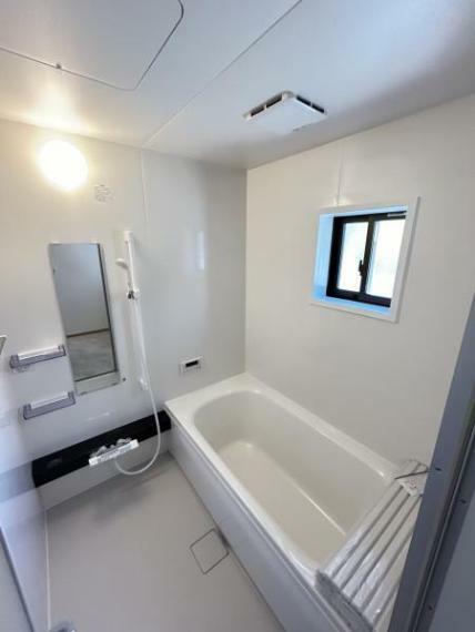 【同仕様写真】浴室はハウステック製の新品のユニットバスに交換します。足を伸ばせる1坪サイズの広々とした浴槽で、1日の疲れをゆっくり癒すことができますよ。