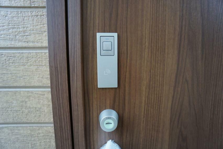 玄関 防犯性が高い玄関扉のタッチキー。バッグから鍵を取り出す必要がなく、手が塞がっていてもボタンを押すだけで鍵が開きとっても便利ですね。