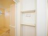 収納 【細かい箇所にも気遣いを】　 洗面室には可動棚タイプの収納スペースがあります。