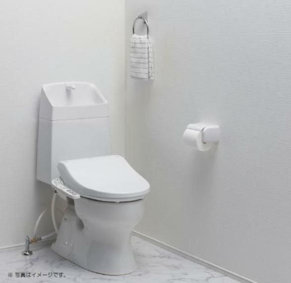 トイレ 【リフォーム中】トイレはジャニス製の温水洗浄機能付きに新品交換します。表面は凹凸がないため汚れが付きにくく、継ぎ目のない形状でお手入れが簡単です。節水機能付きなのでお財布にも優しいですね。