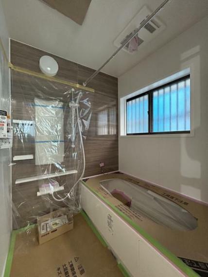 浴室 【同仕様画像】ユニットバスはリクシル製に新品交換します。浴槽は大人も足を伸ばしてゆったり浸かれる広さです。