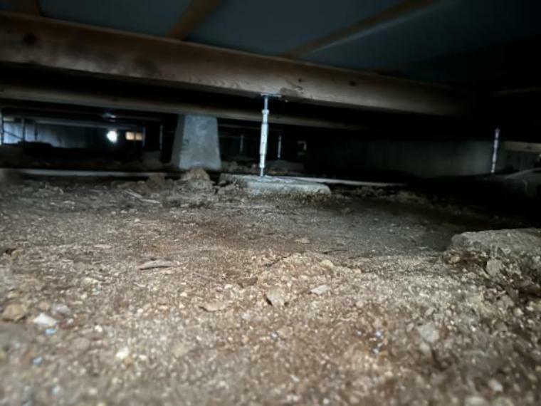 構造・工法・仕様 中古住宅の3大リスクである、雨漏り、主要構造部分の欠陥や腐食、給排水管の漏水や故障を2年間保証します。その前提で屋根裏まで確認の上でリフォームし、シロアリの被害調査と防除工事もおこなっております。
