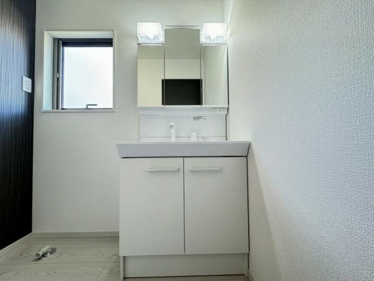 洗面化粧台 洗面台には三面鏡を採用。鏡の後ろに収納スペースが設けられています。