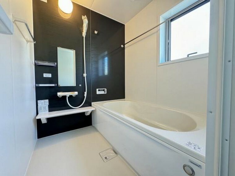 浴室 清潔感のある浴室は、ゆったり寛ぎ、癒しの空間。湯船につかり日々の疲れを癒します。