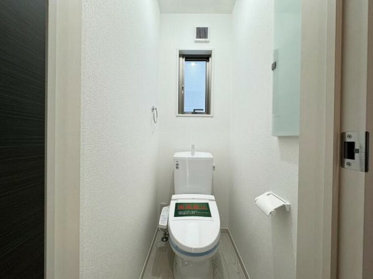 トイレ 1階トイレは、洗浄機能・脱臭機能を完備、開口窓も設け清潔な室内を演出することが可能です。