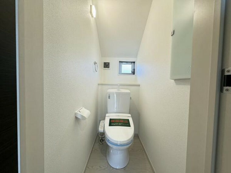 トイレ 2階トイレは、洗浄機能を標準完備、清潔な空間が印象的です。