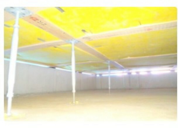 構造・工法・仕様 【建物の床を支える「床束」】　　サビやシロアリを寄せ付けない鋼製の床束を採用。安心の強度で頑丈な構造を支えます。長期間の使用でも痩せず、腐らず、メンテナンス性にも優れた素材です。