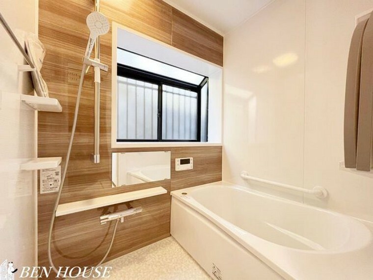 浴室 浴室・足を伸ばして寛げるゆとりある広さのバスルーム。シャワーヘッドは家族皆が使いやすいスライドバータイプです。