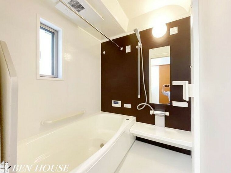 浴室 浴室・足を伸ばしてゆったりと入れる広々タイプのバスルーム。お子様との団らんの時間にもピッタリな空間です。雨の日のお洗濯に便利な浴室乾燥機完備。
