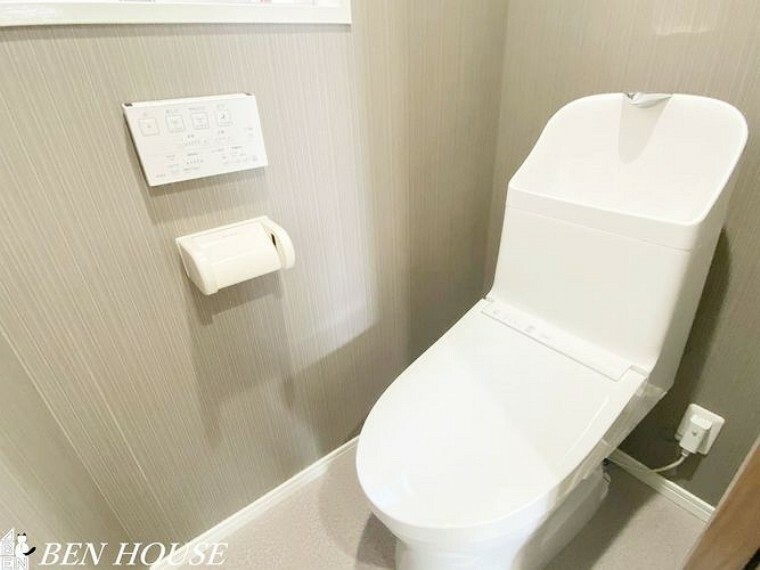 トイレ トイレ・清潔感のある明るいトイレ空間。シャワー洗浄機能付き。リモコンはスッキリとした印象の壁掛けタイプです。