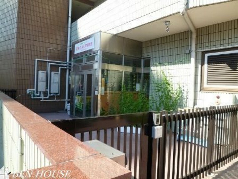 幼稚園・保育園 小学館アカデミー南さいわい町保育園 徒歩5分。近くに保育施設が点在しているので、お仕事帰りのお迎えもスムーズです