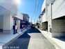 現況写真 前面道路含む外観・見通しの良い前面道路。交通量が少ないので、車の出し入れもスムーズにできます。