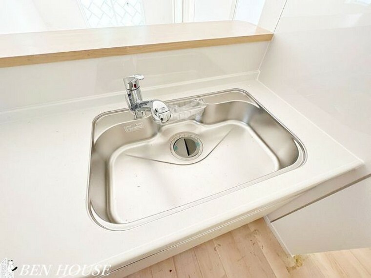 キッチン水栓・浄水器一体型のシングルレバーシャワー水栓です。浄水器ごとホースが引き出せるので、パスタ鍋などに水を注ぐときも便利です。