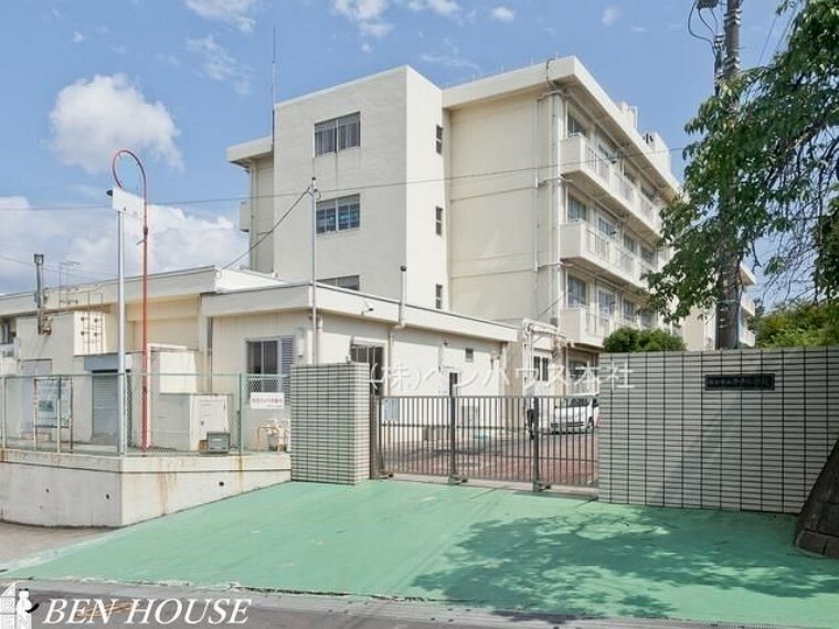 横浜市立平戸小学校 徒歩11分。教育施設が近くに整った、子育て世帯も安心の住環境です。（約880m）