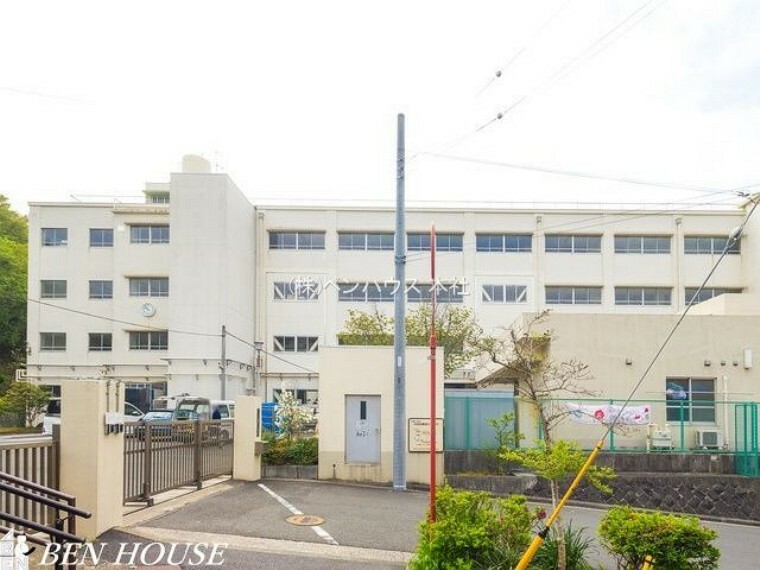 横浜市立西柴小学校 徒歩9分。教育施設が近くに整った、子育て世帯も安心の住環境です。